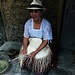 Besuch in einer Firma, welche Panama-Hüte herstellt;<br />hier eine Frau am "Flechten" ...