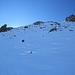 Ich steige den steilen, schneebedeckten Hang zum Ostgrat auf (sieht auf dem Foto flacher aus).