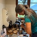 Susanne bereitet den Dessertgang zu