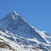 Zoomaufnahme: die gewaltige Dent Blanche ragt über dem Val d`Hérens auf.