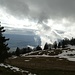 vor dem Niederwiler Stierenberg: die Wolken ziehen auf