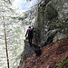 ... ein abwechslungsreicher und sehr steilen Aufstieg mit Fangnetzen gesicherter Bannwald ...