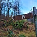 <b>Non esiste un vero posteggio ufficiale, comunque lungo la sterrata che si snoda ai piedi della collina sulla quale sono ubicate le rovine della fortezza, si trovano degli slarghi che permettono di parcheggiare.<br />La piana di Norantola, frazione di Cama (GR), pur essendo molto suggestiva, in questa stagione rimane all’ombra per tutta la mattina. Inevitabilmente la temperatura al mio arrivo è assai rigida: è come se mi trovassi al Passo del San Gottardo. </b><br />