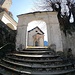 <b>Con grande sollievo ritrovo una strada; dopo 300 m arrivo alla Chiesa di Santa Maria in Calanca (955 m).  Sono le 11:40, la temperatura è mite, non ci sono nuvole e non spira un alito di vento. Alcuni turisti si mettono a tavola sulla terrazza del ristorante. </b>