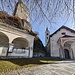 <b>Lego la bici ad un corrimano, visito la chiesa e salgo sulla Torre di Santa Maria tramite le scale interne che presentano dei gradini molto alti. L’ingresso è permesso solo alle persone che abbiano più di sedici anni.<br />A sinistra si vede l’ossario, costruito nella seconda metà del XVII secolo.</b>