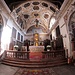 <b>Notevole è pure il coro voltato a crociera con stucchi policromi e medaglioni dipinti nel 1628 dal pittore bellinzonese Alessandro Gorla.</b>
