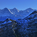 Eiger. Mönch und Jungfrau über nordseitig verschneitem Chuestand und Gemmenalphorn von den Schaflägerzähnen. Links Ochs und Gross Fiescherhorn, rechts Gletscherhorn und Äbeni Flue