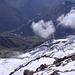 Gletscherabbrüche des Hohbalmgletschers mit darunterliegendem Saastal vom [p Ulrichshorn] aus.
Rechts auf dem Gratrücken sieht man die Mischabelhütte. Gut zu erkennen auch die geänderte Routenführung am Gletscherrand (statt über den Grat).