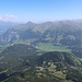 Exponierter Gipfelblick über Nauders in die Ötztaler Alpen.
