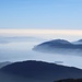 Jenseits der Poebene überragt der Ligurische Apennin das Nebelmeer (Zoom).
