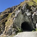 Die Fahrstrasse führt durch mystische Höhlen