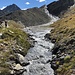 der Weg führt auf einer Seitenmoräne entlang des Quellbaches des Gletschers