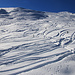 Oberhalb des ersten Steilhangs wird das Gelände etwas flacher. Zwar waren schon etliche Skitourengänger unterwegs gewesen, doch die vielen Spuren störten wegen dem herrlichen Pulverschnee nicht einmal während der Abfahrt. Zudem ging der grösste Teils der Tourengänger aufs Grosshorn (2781m) während mein etwas höheres Ziel Chlin Hüreli (2798m) noch versteckt ist.