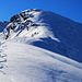 Sanft ging es über den Nordostgratrücken der Gipfelflanke von Chlin Hüreli (2798m) entgegen.