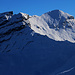 Aussicht vom Chlin Hüreli (2798m) auf das Tscheischhorn (3019m) wo auch schon einige Skispuren in der Flanke zu sehen sind.