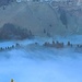 Nebel wabberte über dem schattigen Tal. Drüben sieht man den  Schrennenweg