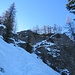 Vom Wanderweg aus geht es steil im Schnee zum Gipfelkreuz.