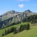 Gegenüber erhebt sich das Glatthorn, höchster Berg des Bregenzerwaldgebirges.