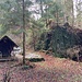 eine weitere Hütte (eines Weinhändlers) und ein nächster Sandsteinbruch