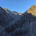 Al centro, illuminato in questa stagione solo di primo mattino, il colletto di Canal Pian 