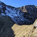 Il colletto di Canal Pian (all'ombra, dove inizia la neve) visto dalla cresta antistante