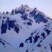 Tagesanbruch beim Aufstieg zum Chrüzlipass (2347m).  Blick zurück zur Etzlihütte (2052m) und dem mächtigen Sunnig Wichel (2911,2m).