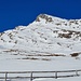 <b>Alla destra nel senso di marcia svetta il Tällihorn (2820 m), cima molto ambita dagli scialpinisti (AD-, 1250 m, 3,5 h).</b>