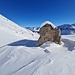 <b>Alle 13:40 inizio la discesa, tranquilla, controllata, con tratti di buona neve polverosa e altri con neve cartonata. Alla malga di Steinigboda mi concedo una bella pausa, seduto su una panca di legno massiccio, dove posso gustare il pranzo al sacco.</b>