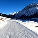 <b>Nell’ultima parte di discesa sfrutto la pista di slitte, perfettamente battuta, che mi riporta nell’ombra invernale del piccolo abitato rurale di Nufenen, frazione di Rheinwald.</b>