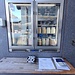 <b>Vendita di yogurt self-service a Nufenen. Da notare che il produttore mette a disposizione persino una calcolatrice e dei foglietti per calcolare la spesa. La cassa è sul banco.</b>