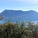 Von einem herrlichen Aussichtspunkt kann man über den Lago Maggiore zum Monte Nudo...