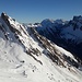 ... Sicht auf die nahen Berge im Osten und die im Schnee kaum erkennbare Alp Oberfiderschen......