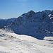 Tiefblick auf den beim Berninapass gelegenen Lago Bianco (2234m). Der Gipfel darüber ist der Sassal Mason (3031,5m).