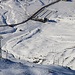 Piz Lagalb (2959,0m): Tiefblick vom Gipfel auf die Talstation der Lagalbbahn (2107m) kur vor der Talabfahrt.