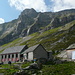 Rifugio Alpe Barone e sullo sfondo Pizzo di Scinghign