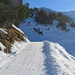 Es geht auf einem Winterwanderweg aufwärts.