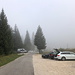 Altopiano del Montasio - Hier beginnt und endet unsere Tour zum Jôf di Montasio. Noch ist der große Parkplatz ziemlich leer und liegt im Nebel. Hinter dem einzelnen Baum (mittig) geht's gleich auf einem [https://www.hikr.org/gallery/photo3492246.html?post_id=168443 Almsträßchen] in Richtung Rifugio di Brazzà. 