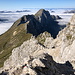 Im Aufstieg zum Jôf di Montasio - Rückblick, u. a. zum Monte Cimone und auf das Nebelmeer.