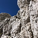 Im Aufstieg zum Jôf di Montasio - Um die Scala Pipan zu erreichen, ist ein kurzes Klettersteig-Stück über leicht überhängenden Fels zu bewältigen.
