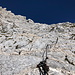 Im Aufstieg zum Jôf di Montasio - Im Anschluss an die Leiter geht’s - anfangs noch weiter mit Stahlseil gesichert - hinauf zum Kamm. 