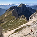 Im Abstieg vom Jôf di Montasio - Mit Blick zur Forca dei Disteis und über den Kamm zum Monte Cimone.