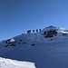 Ungewöhnliche Gipfelmarkierung durch Skifahrer-Gruppe