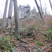 Der erste Felsen, der Rockenstein wird sichtbar. Dies ist der unterste von mehreren in der Höhe gestaffelten Teilen des Felsens.