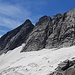 Der wild gezackte Verbindungsgrat zur Zillerplattenspitze, davor der Rest des ostseitigen Gletschers.