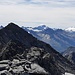 Blick vom höchsten Punkt über den wilden Verbindungsgrat zur Zillerplattenspitze, dahinter die Rieserfernergruppe.