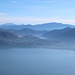 Zoom über den Lago Maggiore zum Monte Generoso.
