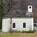 Kapelle an der Haltestelle Berzona Paese. mittlerweile hat es angefangen zu regnen.