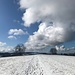 ... nach Scheidegg - und übers leicht schneebedeckte Feld ...