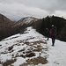 Superato un bel bosco di faggi, si arriva a questa sella dove c’è una palina con segnalazioni: a sinistra si scende al Curgei, mentre andando diritti si arriva a Pian Cavallone e al Monte Todano (visibile in centro foto). Percorrendo questo tratto incroceremo molte “stradine” tracciate nella neve, fatte da ungulati in entrata ed in uscita dal bosco di abeti, dove trovano riparo e si ritirano per la notte. 