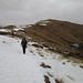 Eccoci in arrivo a Pian Cavallone dove si vedono a sinistra la cappella, a destra il Rifugio CAI Verbano (che visiteremo all’esterno perché chiuso)  e in mezzo il Monte Todano.